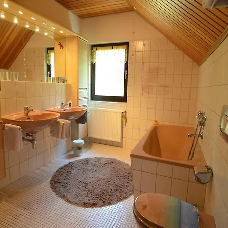Modern In Wit Garden Apartment *